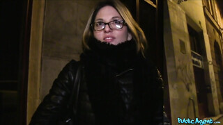 Rachel pénzért cumizza a hímtagot