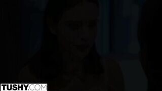 Lana Rhoades fenekét egy néger fickó dugja