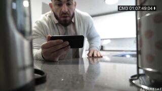 Az óriás csöcsű bejárónő megkefélve