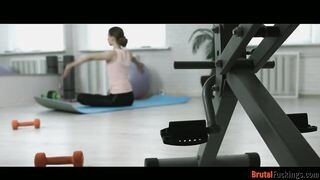 Jogázó tinédzser spinét dug popsiba az edő