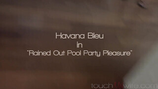 Havana Bleu várja a méretes farkat