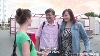 Idősebb pár hancúrozik