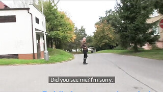 Világos Szőke zsenge csajszi a raktárban kupakol