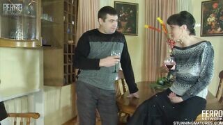 Orosz mami a nevelt fiával dug