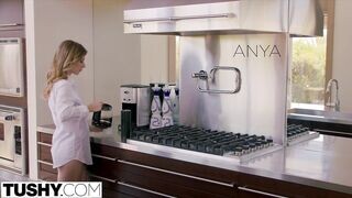 Anya Olsen a tökéletes cafka barinő