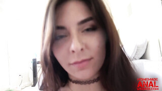 Keira Croft segge gondosan megdöngetve