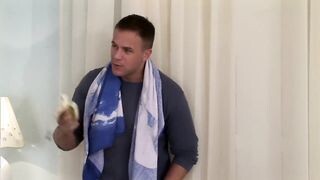 Orosz fiatal maca és a két bőrös virsli
