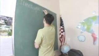 Hatalmas keblű tanárnők