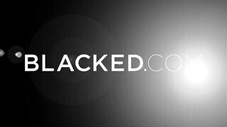 Cadence Lux és Anya Olsen gruppenbe basznak