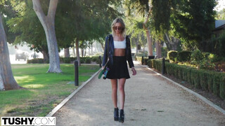 Tushy - Chloe Temple segge megdöngetve