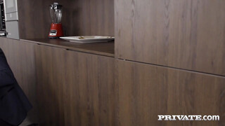 Private - Mona Blue kiborotvált puncija megkefélve
