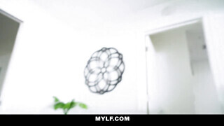 Mylf - Lilly Hall kézbe veszi a hímtagot