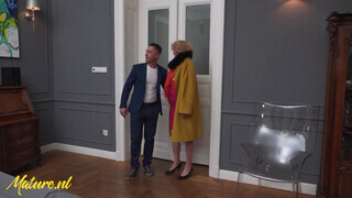 Mature.nl - Korosodó házastárs hátsó bejáratba tolva