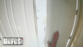 Mofos - Lisey Sweet a szívdöglesztő fehérneműs világos szőke milf
