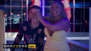 Brazzers - Blanche Bradburry imádja a termetes bájdorongot