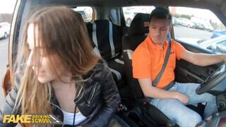 Fake Driving School - Eveline Dellai lovagol a jogsi oktató kukacán
