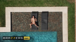 BRAZZERS - Jolee Love a óriási csöcsű zsenge szuka
