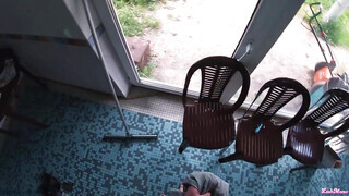 Tetkós orosz zsenge csaj a medencénél kufircol