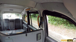 Fake Taxi - Lana Harding a hátsó ülésen kamatyol