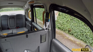 Fake Taxi - Tara Spades melle közé veszi a kukacot