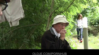 Oldje - dupla korosodó basz meg egy tinicsajt az erdőben