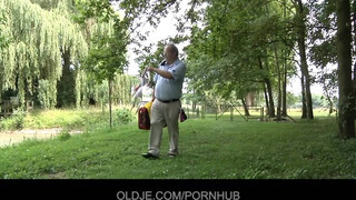Oldje - Vén fószer kufircolja a fiatal lányt