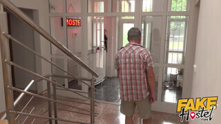 Fake Hostel - Tini turista nőci punciba tolva