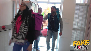 Fake Hostel - Latin szuka a krapekja előtt hancúrozik