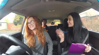 Fake Driving School - pici vörös maca eltereli az oktató figyelmét