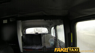 FakeTaxi - tetovált bige bekúrva a hátsó ülésen