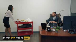 Brazzers - Ella Knox az óriás tőgyes argentin pipi