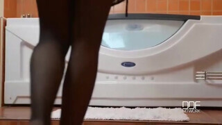 Megan Rain orálozza a saját lábujjait és ujjazza magát