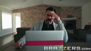 Brazzers - a pici ártatlan fiatal idősebb kárót kíván