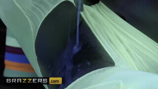 Brazzers - az ázsiai Kendra Spade jó gigászi hímtagot talál