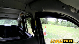 FakeTaxi még a sofőr fenekét is kinyalja a gádzsi