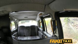 Fake Taxi kifestett csajszika kielégíti a sofőrt