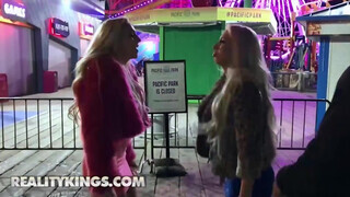 Reality Kings - Carmen Caliente & Kendra Sunderland letámadnak egy hapsit