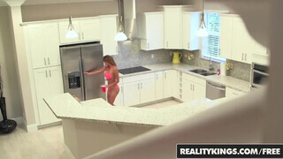 Reality Kings - a latinos dél amerikai Bianka méretes segge megdöngetve