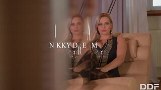 Nikky Dream vonzó ruhában peckezik