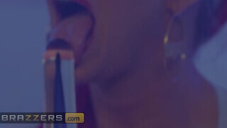 Brazzers - Phoenix Marie termetes popója megdolgozva