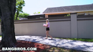 BANGBROS - Kenzie Reeves az extra alacsony tinédzser