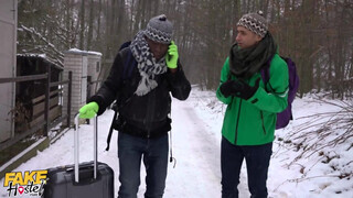 Gigászi cickós tinédzser bige és a turista srácok - Fake Hostel