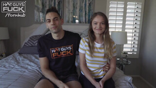 Bájos kicsike 18 éves fiatal gádzsi megdöngetve - Hot Guys Fuck