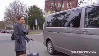 PrivateCom - Dominica Phoenix popóját a kocsiban dugják