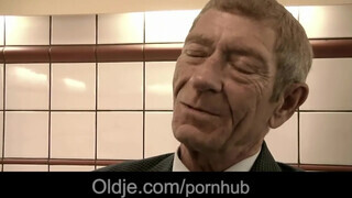 Magyar pornós nőci kufircol idős krapekkal - Oldje