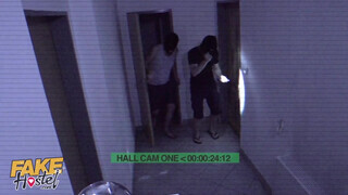 Zsenge lányt kúrnak a rabló srácok - Fake Hostel