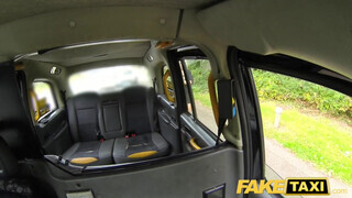 Fake Taxi - Gigantikus csöcsű milf bekúrva a hátsó ülésen