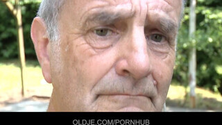 Oldje - az idős motoros és a tinédzser csajszika