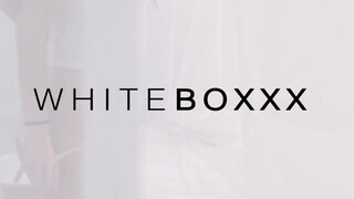 WHITEBOXXX - Világos Szőke fiatal maca extra masszázst kap