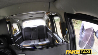 Tetkós ribancok segglyukba dugva - Fake Taxi